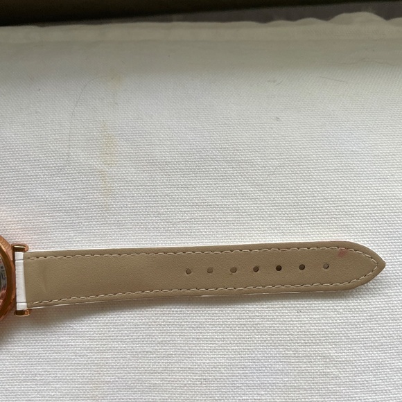 Adjustable Women's White and Gold Colored Wristwatch **Does Not Work** - Picture 9 of 11